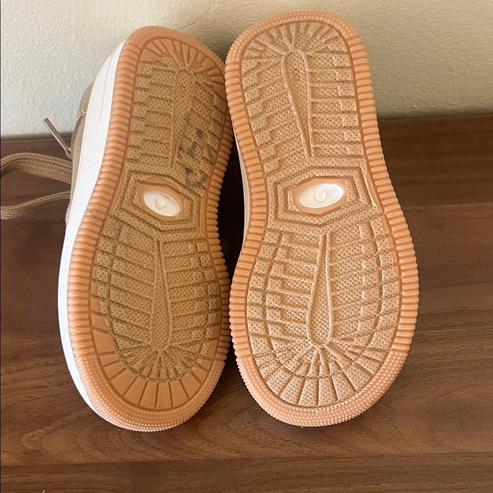 U.S. Sports Outdoor Tan Kids Sneakers Size 8 - Picture 4 of 6
